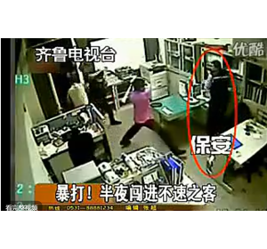 保安手持電棒強勢對付九個拿棍棒的歹徒