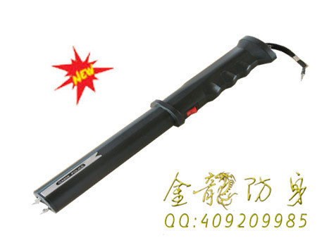 國外士兵測試電棍威力視頻